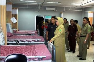 Bupati Kuningan saat meinjau instalasi ICU di RSU Kinggarjati.